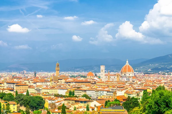 Duomo Cattedrale di Santa Maria del Fiore katedrali ile Floransa şehrinin en iyi panoramik manzarası, turuncu kırmızı kiremitli çatıları ve tepeleri olan evler, mavi gökyüzü beyaz bulutları, Toskana, İtalya