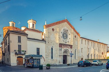Brescia, İtalya, 11 Eylül 2019: Chiesa di San Francesco d 'Assisi Roma Katolik Kilisesi Romanesque-Gotik tarzı bina ve Fransisken manastırı, tarihi şehir merkezi, İtalyan kiliseleri, Lombardiya