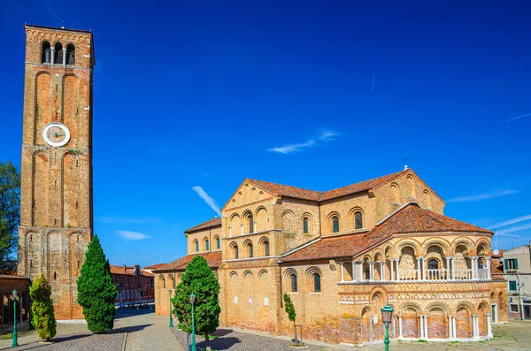 Iglesia de Santa Maria e San Donato y campanario edificio de ladrillo en Campo San Donato — Foto de Stock