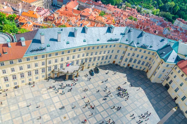 Vista superior de la plaza del patio del Castillo de Praga y el Antiguo Palacio Real con pequeñas figuras — Foto de Stock