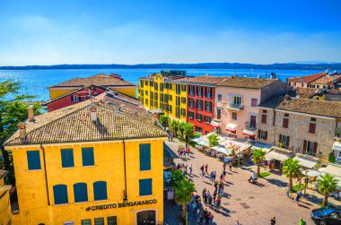 Sirmione tarihi merkezin panoramik görüntüsü