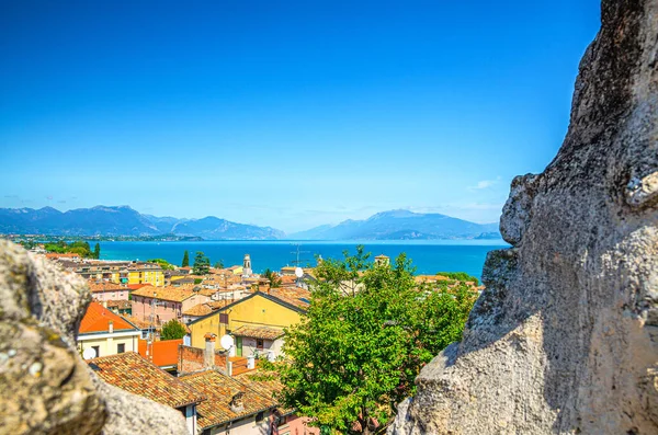 Letecký panoramatický výhled na město Desenzano del Garda — Stock fotografie