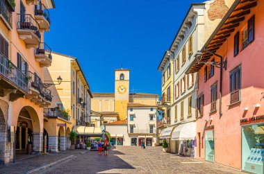 Eski tarihi şehir Desenzano del Garda 'da çan ve saat kulesi