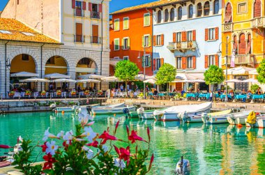 Desenzano del Garda 'daki eski liman Porto Vecchio.