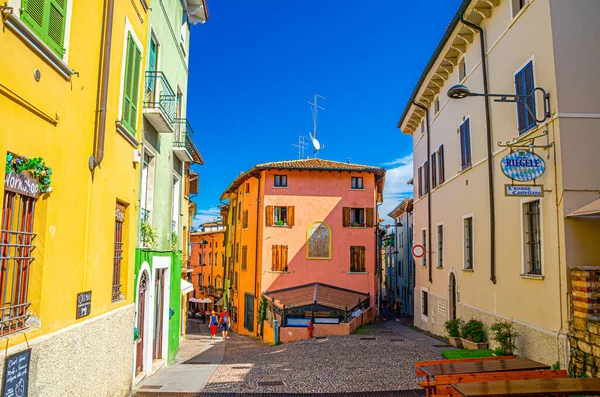 Typowa wąska uliczka w starym historycznym mieście Desenzano del Garda — Zdjęcie stockowe