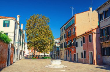 Venedik, İtalya, 13 Eylül 2019: Campo San Simeone Grande Meydanı renkli binalar, Grand Canal Manzarası, Santa Croce sestiere 'de taş tarihi şehir merkezi, Veneto Bölgesi, mavi gökyüzü