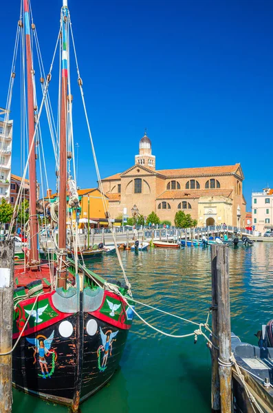 Chioggia Itália Setembro 2019 Barco Colorido Ancorado Cais Marina Portuária — Fotografia de Stock