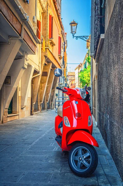 Кьоджа Италия Сентября 2019 Года Красный Мотороллер Узкой Улочке Историческом — стоковое фото