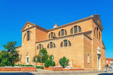 Santa Maria Assunta Duomo Katolik Kilisesi, Chioggia şehir tarihi merkezinde, mavi gökyüzü arka planı yaz günü, Veneto Bölgesi, Kuzey İtalya