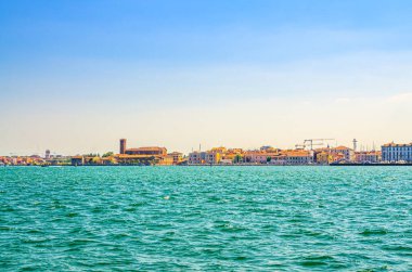 Chioggia 'nın deniz lagününden panoramik manzara Aziz Domenico Katolik kilisesi ve tarihi merkezdeki eski binalar, yaz günü mavi gökyüzü arka planı, Veneto Bölgesi, Kuzey İtalya