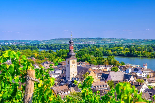 Rudesheim am Rhein tarihi şehir merkezinin havadan görünüşü St. Jakobus Katolik Kilisesi saat kulesi kulesiyle