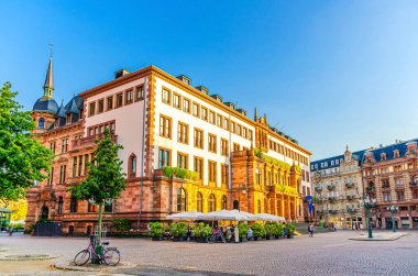 Wiesbaden City Palace Stadtschloss ya da New Town Hall Rathaus Neo-klasik tarzı bina Schlossplatz Palace Square üzerinde tarihi şehir merkezinde, mavi gökyüzü arka planı, Hesse eyaleti, Almanya