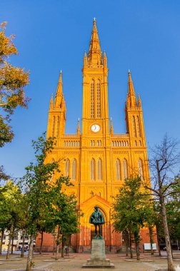 Evanjelik Pazar Protestan Kilisesi Wiesbaden veya Marktkirche Neo-Gotik tarzı bina ve Schlossplatz Sarayı Meydanı 'ndaki Wilhelm anıtı, tarihi şehir merkezi, Hesse Eyaleti, Almanya