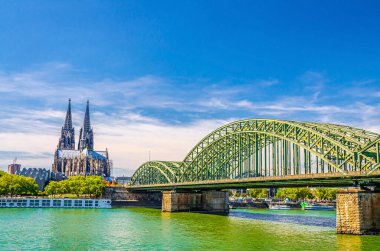 Köln Köln Katedrali 'nin tarihi şehir merkezi, Aziz Peter Katolik Kilisesi, Ren Nehri' nin karşısındaki Hohenzollern Köprüsü, Kuzey Ren-Vestfalya, Almanya