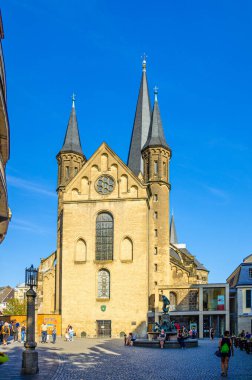 Bonn, Almanya, 23 Ağustos 2019: Roma Katolik Kilisesi Papazı veya Bonner Munster Roma Kilisesi Romanesk mimari binası ve Martinsbrunnen Martin çeşmesi tarihi kent merkezinde, Kuzey Ren-Vestfalya