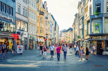 Bonn, Almanya, 23 Ağustos 2019: Tarihi şehir merkezinde kaldırım taşı caddelerinde yürüyen turistler, Kuzey Ren-Vestfalya bölgesindeki eski evler ve mağaza binaları.
