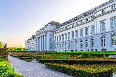 Koblenz, Almanya, 23 Ağustos 2019: Seçim Sarayı Schloss binası ve Koblenz tarihi kent merkezinde bahçedeki yeşil çalılar, mavi gökyüzü arka planı, Rhineland-Palatinate eyaleti