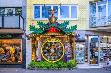 Wiesbaden, Almanya, 24 Ağustos 2019: Kuckuckucksuhr, Hesse Eyaleti 'nin tarihi şehir merkezindeki dünyanın en büyük guguklu saatidir.