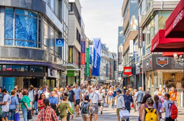 Köln, Almanya, 23 Ağustos 2019: Hohestrasse caddesinde yürüyen turist kalabalığı, tarihi şehir merkezinde çok markalı mağazaları ve dükkanları var.