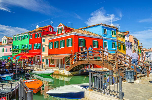 Burano Italy September 2019 People Walking Promenade Narrow Water Canal — Stock Photo, Image