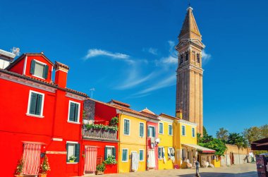 San Martino Roma Katolik Kilisesi 'nin çan kulesi ve Burano adasındaki renkli evler güneşli yaz gününde mavi gökyüzü, Venedik Eyaleti, Veneto Bölgesi, Kuzey İtalya. Burano kartpostalı
