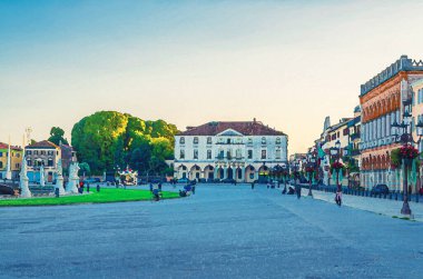 Padua 'nın tarihi şehir merkezinde Prato della Valle meydanının suluboya çizimi