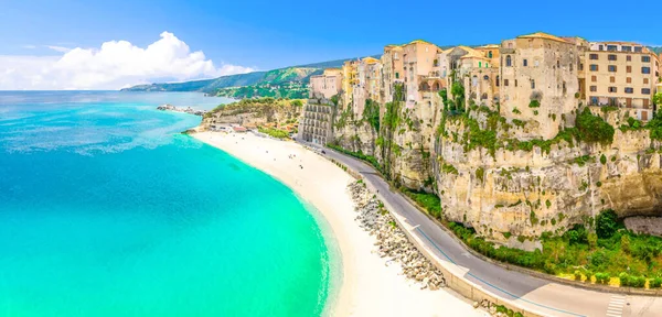 Dibujo en acuarela de Vista panorámica aérea de la ciudad de Tropea y la costa de la playa del mar Tirreno — Foto de Stock