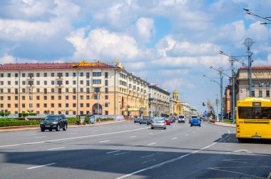 Minsk 'te Stalin İmparatorluğu tarzı binaları olan Sosyalist Klasikçilikle Bağımsızlık Bulvarı
