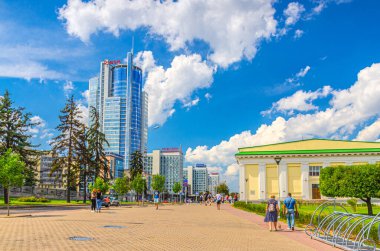 Minsk 'teki Pobediteley Peramohi Bulvarı' nda gökdelenler