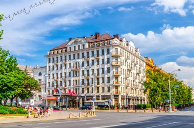 Minsk 'teki Freedom Svabody Meydanı' nda Avrupa Oteli modern tarz bina