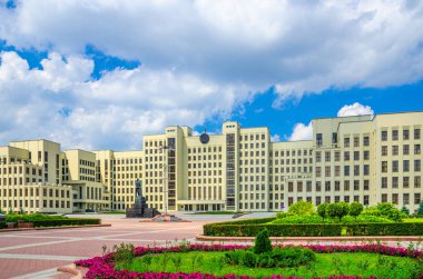 Minsk 'teki Independence Meydanı' nda Hükümet Binası yapıcılık stili inşa ediliyor.