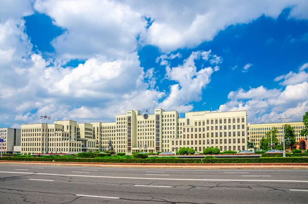 Здание Дома Правительства в стиле конструктивизма на Площади Независимости в Минске — стоковое фото