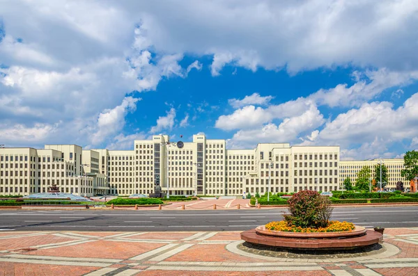 Le bâtiment de style constructivisme de Government House sur la place de l'Indépendance à Minsk — Photo