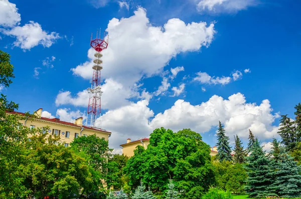 Wieża telewizyjna za budynkiem w parku zielonych drzew w historycznym centrum Mińska — Zdjęcie stockowe