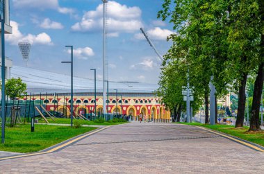 Minsk 'teki Dinamo Ulusal Olimpiyat Stadyumu yakınlarındaki ağaçlı kaldırımda.
