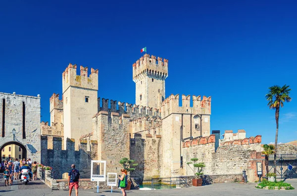 Sirmione centro histórico da cidade — Fotografia de Stock