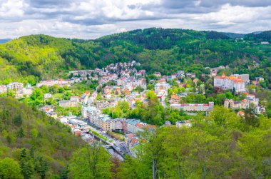 Karlovy Vary 'nin üst hava panoramik görüntüsü