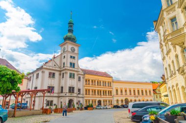 Loket kasabasının pazar meydanındaki tipik binalar