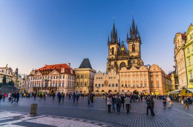 Prag 'ın tarihi kentinde Eski Şehir Meydanı Mesto' ya bakıyor