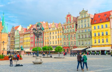 Eski Belediye Binası ve kaldırım taşı Rynek Pazar Meydanı