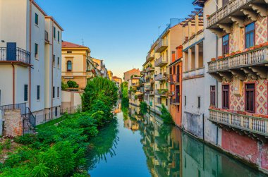 Kanal boyunca Ponte Gregorio Barbarigo köprüsü