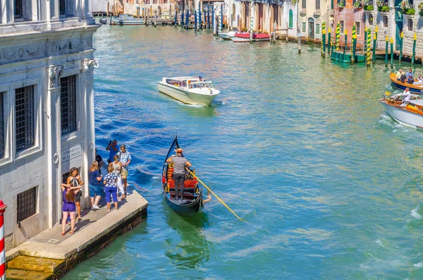 Gondolero y turistas en góndola barco tradicional navegando en el agua del Gran Canal en Venecia — Foto de Stock