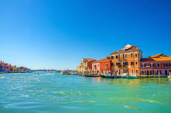 Murano islands with water canal, boats, colorful traditional buildings, Venetian Lagoon — Stock Photo, Image