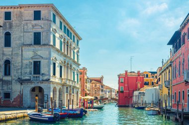 Dar su kanallı Chioggia şehri Vena 'ya demirli çok renkli tekneler