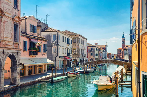 Paisaje urbano de Chioggia con canal de agua estrecho Vena con embarcaciones multicolores amarradas —  Fotos de Stock