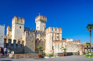 Scaligero Şatosu Castello di Sirmione kalesi Garda Gölü 'ndeki Sirmione kasabasının tarihi merkezinde taş kuleleri ve tuğla duvarları olan ortaçağ kalesi, Lombardy, Kuzey İtalya