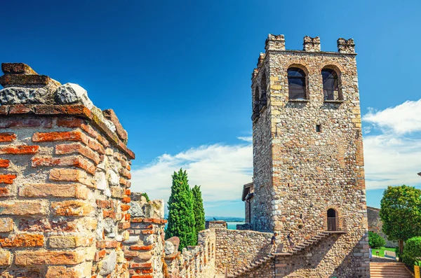 Torre Pedra Com Merlons Topo Parede Tijolos Castelo Medieval Antigo — Fotografia de Stock