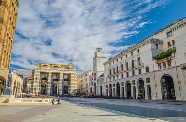 Brescia, İtalya, 11 Eylül 2019: Postane binası, Torre della Rivoluzione Devrim Kulesi Piazza della Vittoria Zafer Meydanı Art Deco Rasyonalizm tarzı binalar, Lombardy