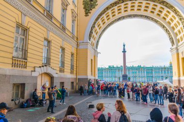 Saint Petersburg, Rusya, 4 Ağustos 2019: Sokak müzisyenleri enstrümanlarını çalıyor ve etrafları şehir merkezindeki Arch of Genelkurmay Binası 'nda, State Hermitage Müzesi' nin arka planında yer alıyor.
