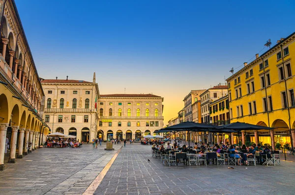 パドヴァ イタリア 2019年9月12日 パドヴァの歴史的中心部にあるエルベ広場のレストランテーブル 夕暮れの夕景 黄金の夕日 ヴェネト州 — ストック写真